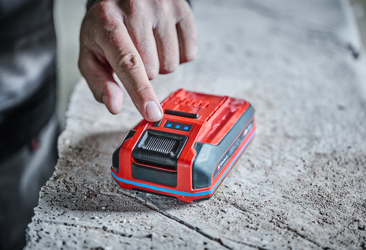 Βλέπουμε ένα χέρι να ελέγχει το επίπεδο φόρτισης της μπαταρίας